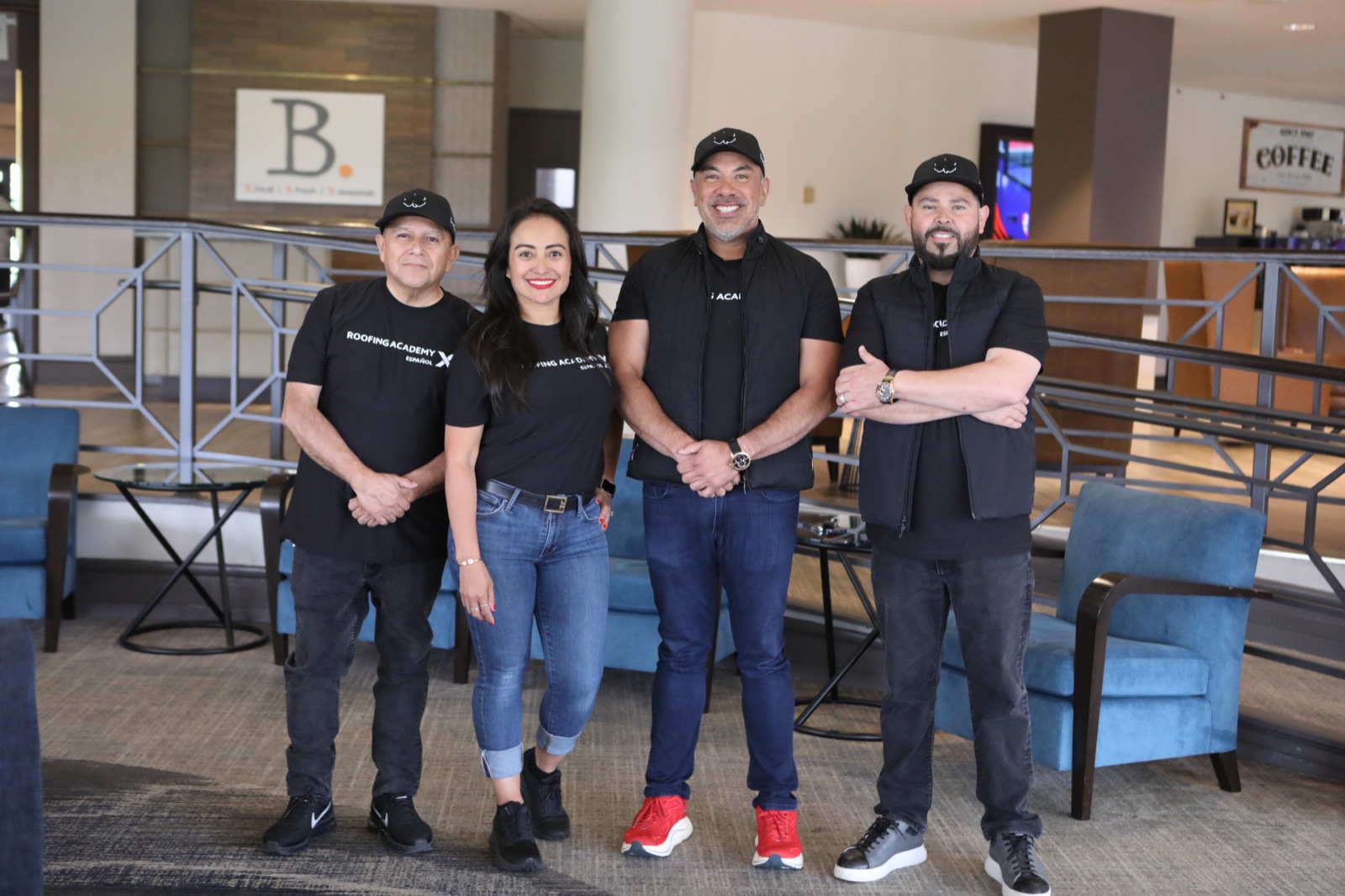 El equipo de Roofing Academy X Español. Uzziel, el instructor, a la derecha.